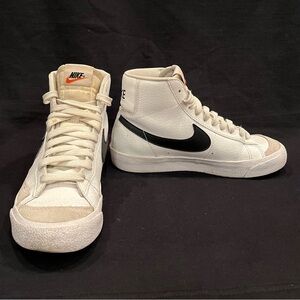 Nike White & Black Leather Blazer '77 (GS) Mid Sneakers Youth 5 DA 4086-100 GUC